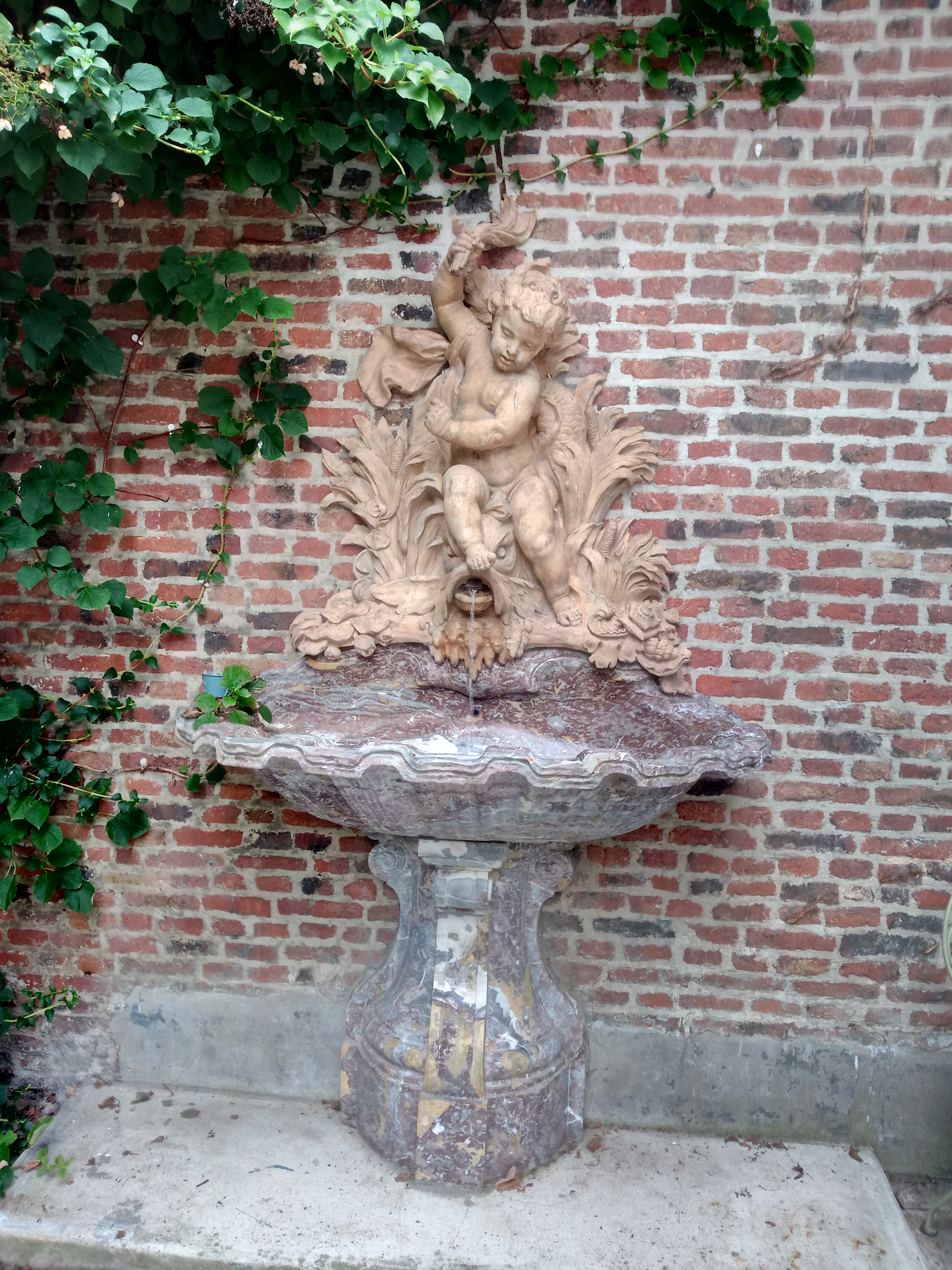 Installation d'une fontaine extérieure Vieux Lille.